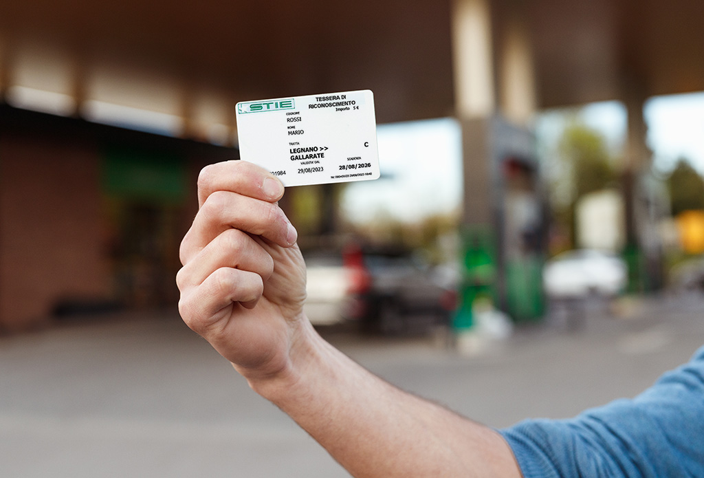 ritaglia-la-mano-che-mostra-la-scheda-fedelta-vuota